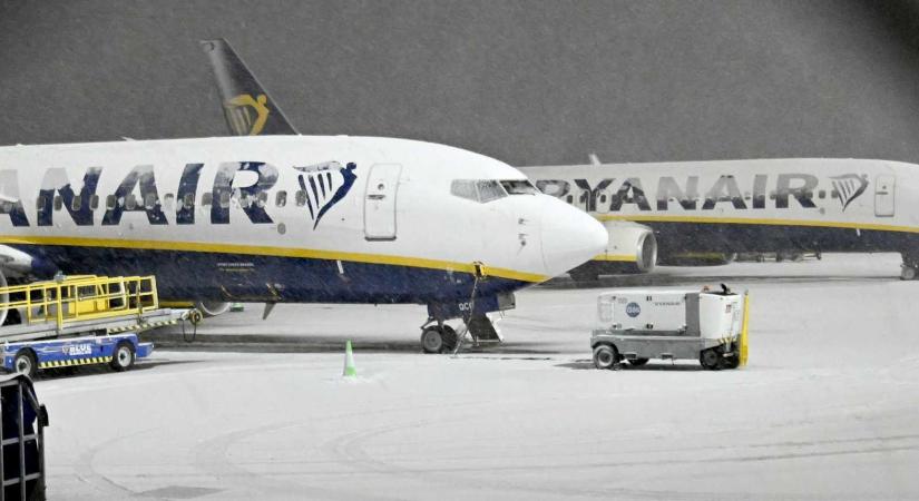 Több száz repülőjáratot töröltek a havazás miatt