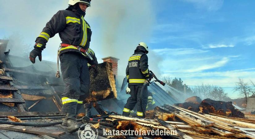 Hatvan négyzetméteres épület tetőszerkezete lángolt Zalában