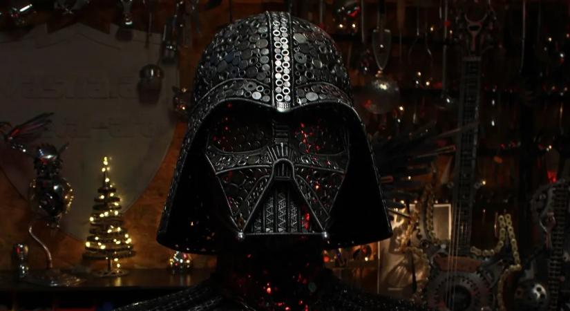 Elkészült a szolnoki művész új szoborcsodája: négyezer csavarból született meg Darth Vader!