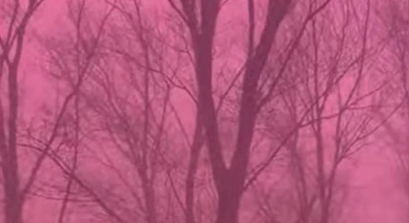 Ilyet még nem látott, de mi okozza? Rózsaszínbe borult az égbolt – videó