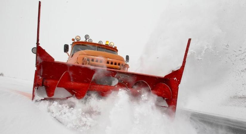 Így készül a közútkezelő: több ezer ember, több száz gép indul, ha jön a havazás
