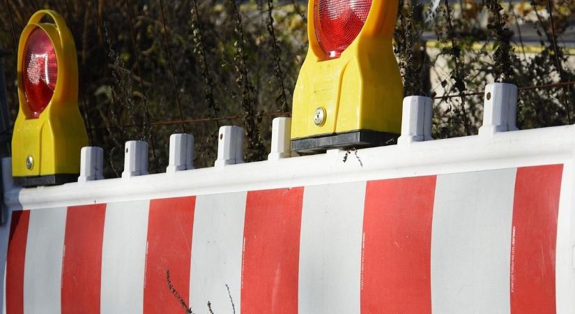 Türelemre intenek a volán mögött – csőtörés miatt korlátozás Szolnok belvárosában