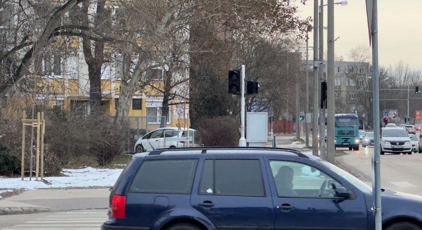 Óvatosan! Nem üzemelnek a közlekedési lámpák ebben a tatabányai kereszteződésben!