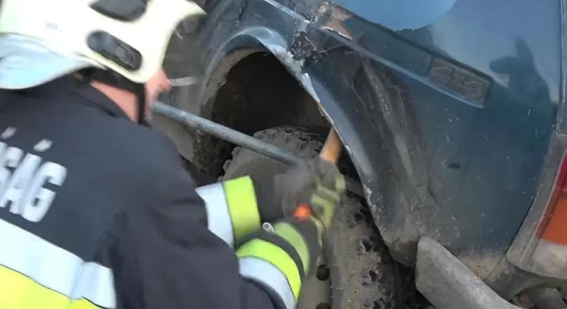 Szenzációs, hogyan javították meg a magyar tűzoltók a Ladát a baleset után