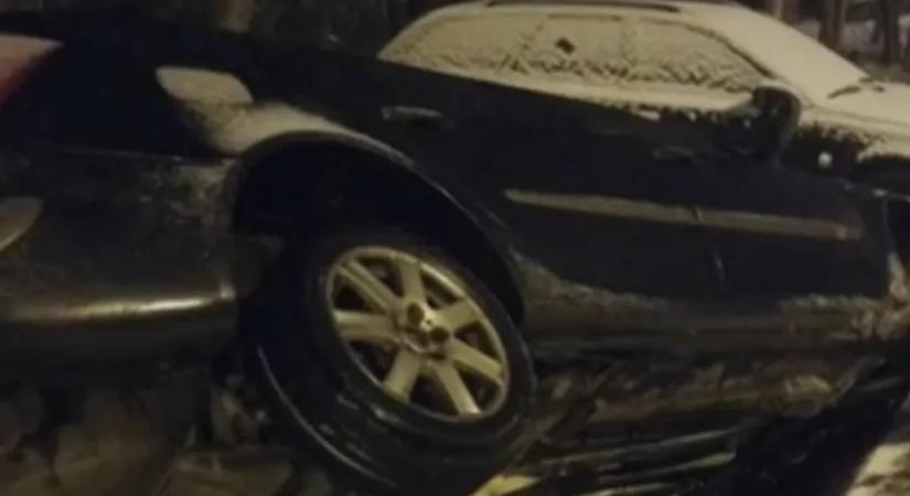 Videón, ahogy az árokba hajt a hóesésben driftelő sofőr