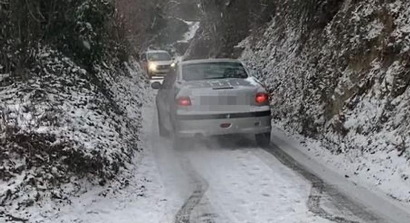 Pécsen „nagyon” felkészültek a télre! Óriási meglepetés volt a havazás! (VIDEÓ)