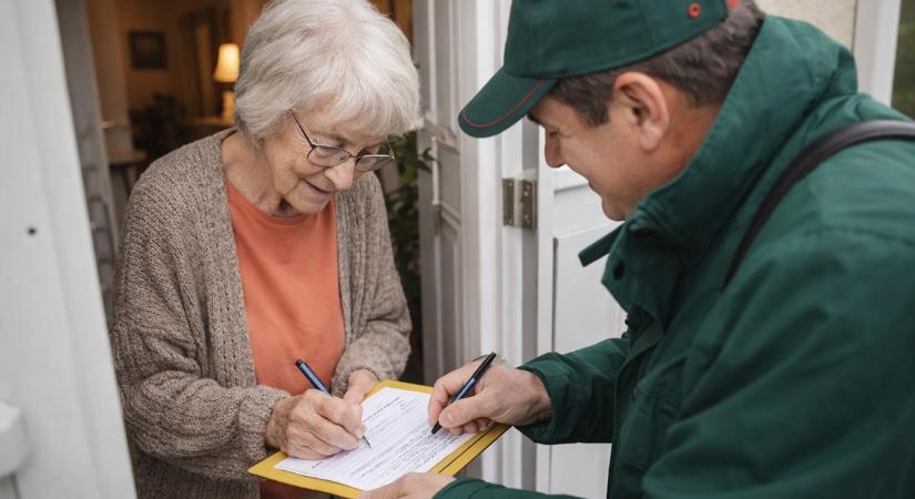 Akik készpénzben várják a nyugdíjat, ekkor számítsanak a postás érkezésére