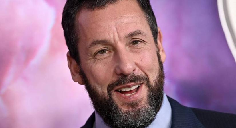 Adam Sandler felesége bombázó volt a tegnapi gálán: Jackie pánt nélküli estélyiben ragyogott