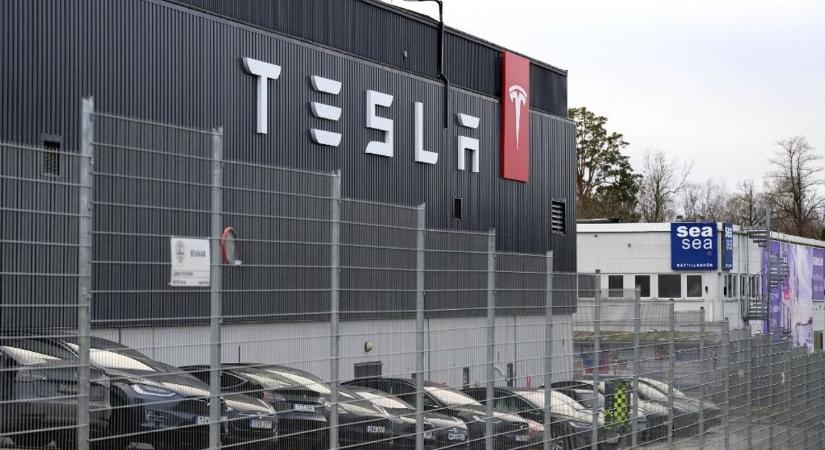 Hatalmas fordulat a villanyautók piacán: vesztett a Tesla, nyert a BYD