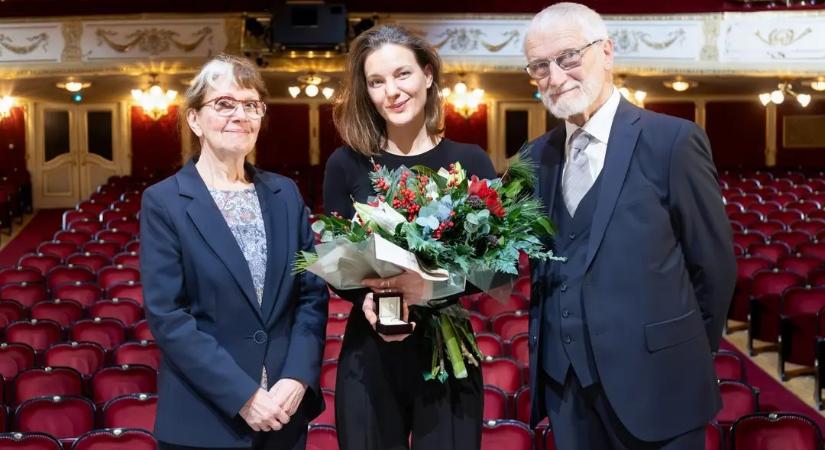 Radnay Csilla vehette át a Ruttkai Éva-emlékgyűrűt