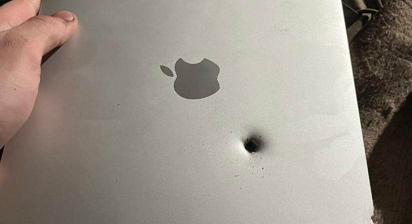 Tüzérségi lövedék találta el egy ukrán katona MacBookját, szinte semmi baja nem lett – videó