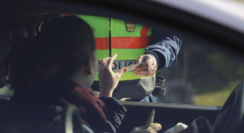 Apró figyelmetlenség miatt brutális bírságot fizethetsz, ha ez szerepel a jogosítványodon