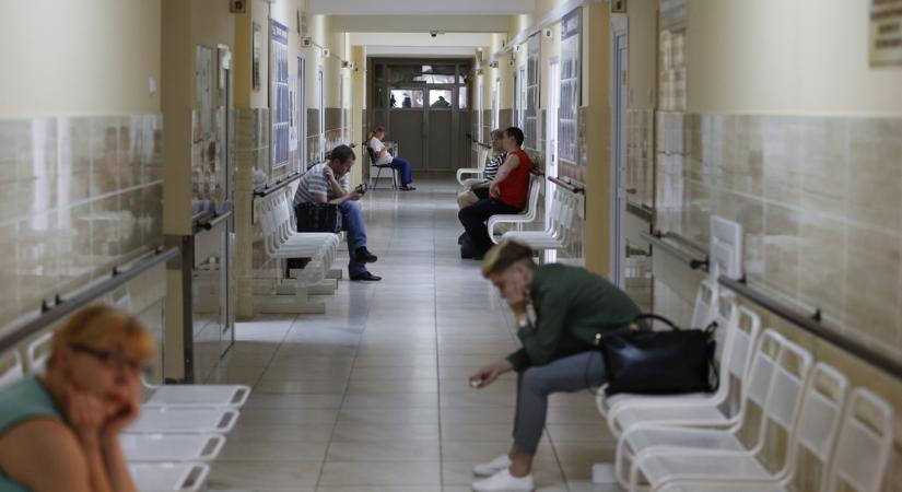 Közzétették a várólisták hosszát: több tízezren várakoznak protézisműtétekre