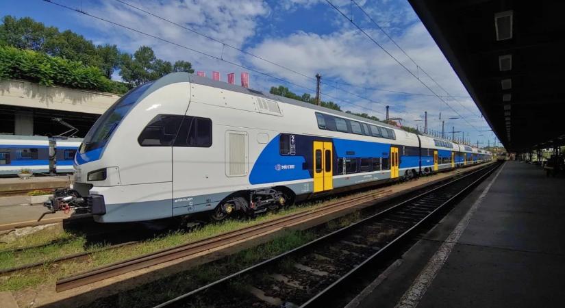 Mentőt hívtak a vonathoz, jelentős késés az egyik fővonalon
