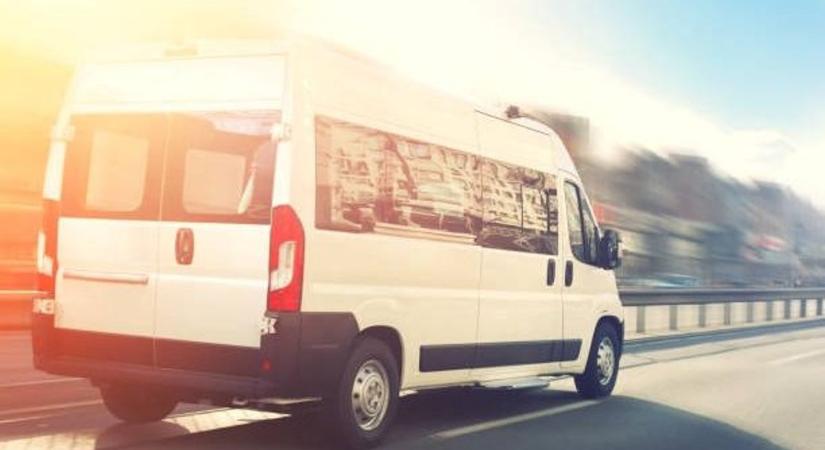 Fák közé szorult egy kisbusz Zalahaláp és Nyirád között