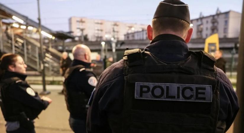 Vér a vonaton: alvó utast késeltek arcon Párizs mellett