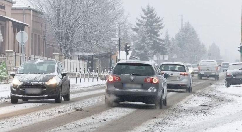 Havazásra és fagyra figyelmeztetnek: fokozott óvatosság szükséges az utakon
