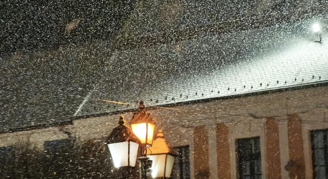 Délen narancssárga figyelmeztetés érvényes holnapra a havazás miatt