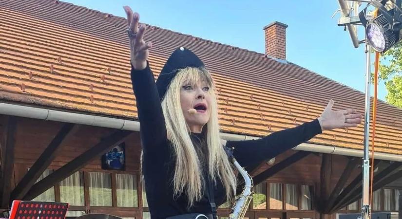 "Keményen padlóra kerültem!" - Lezuhant a színpadról fellépés közben a magyar énekesnő