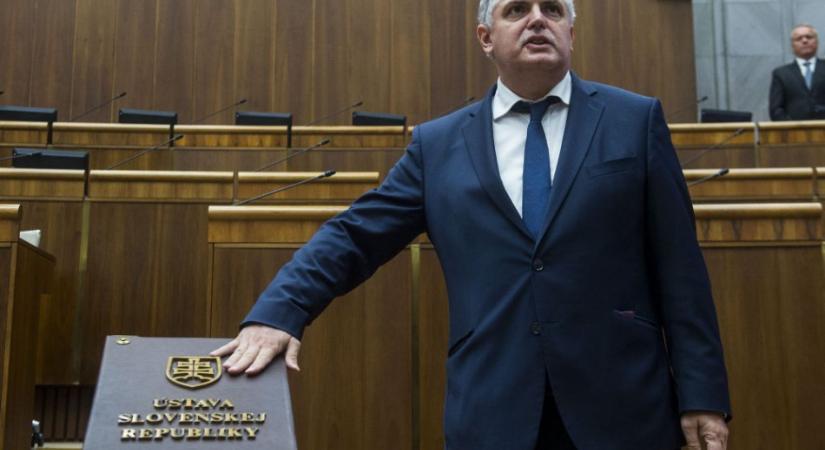 Csak a párt tagjai kerülhetnek fel az SNS jelöltlistájára