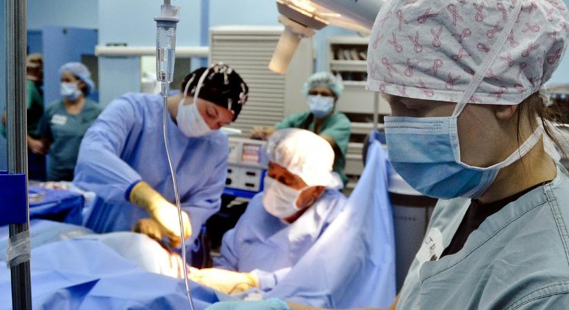 Szaruhártyára több mint egy évet, térdprotézisre 10 hónapot kell várni