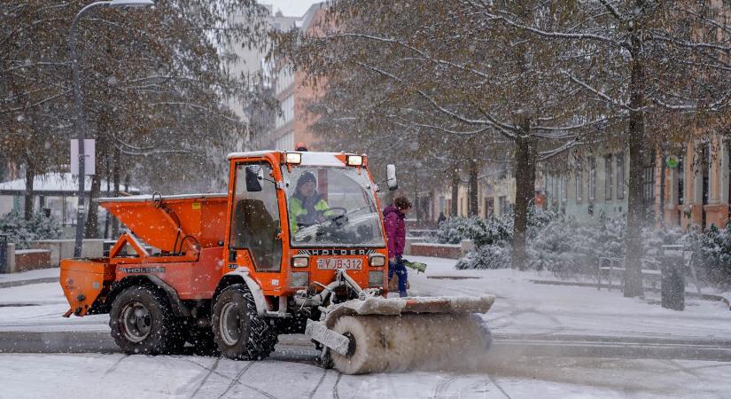 Só és homok keverékével szórják Debrecen utcáit