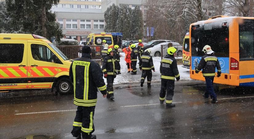 Mentők, rendőrök és tűzoltók az egyik zalaegerszegi iskolánál, rosszullétre panaszkodtak sokan (galéria) - Frissítve