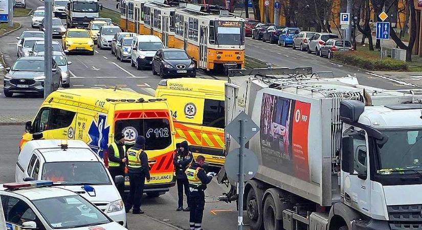 Halálra gázolt egy embert a kukásautó Újbudán, nem jár az 1-es villamos
