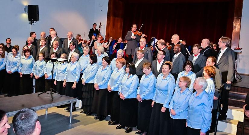 Boldog keringők, táncos ritmusok – a Kőszegi Vonósok jubileumi évének nyitánya volt az újévi koncert - fotók