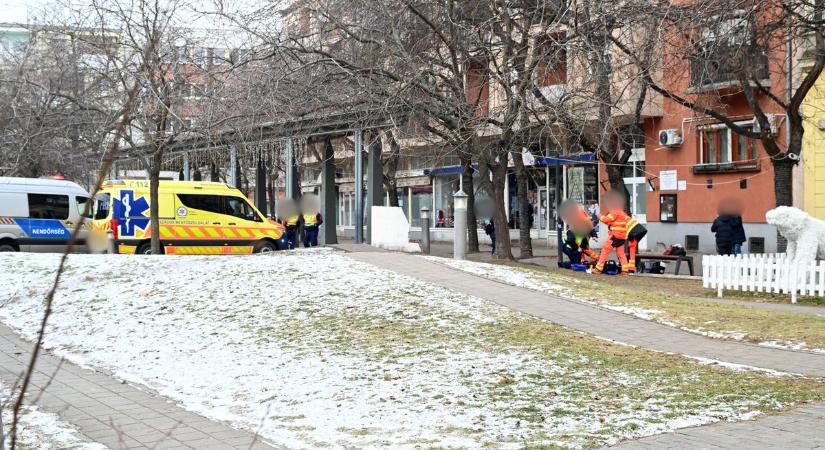 Sokkoló pollanatok a Kossuth téren, mentősök küzdöttek egy nő életéért