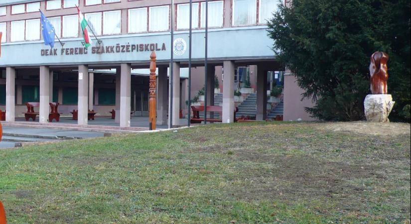 Egy rosszul elsült diákcsíny miatt közel negyven ember lett rosszul egy zalaegerszegi iskolában, a rendőrség nyomozást indított