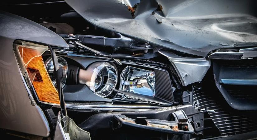 Sietett, nem gondolkodott: három kocsit tört össze percek alatt a sofőr – Videó!