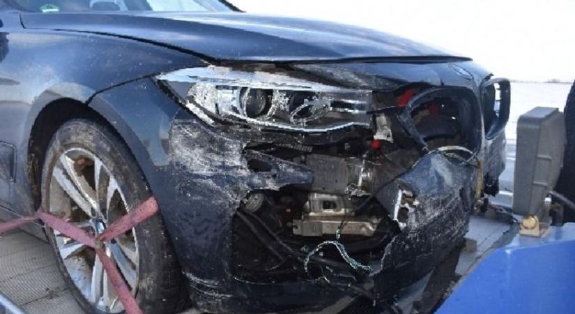 A szalagkorlát fogta meg a jeges úton megcsúszó BMW-t