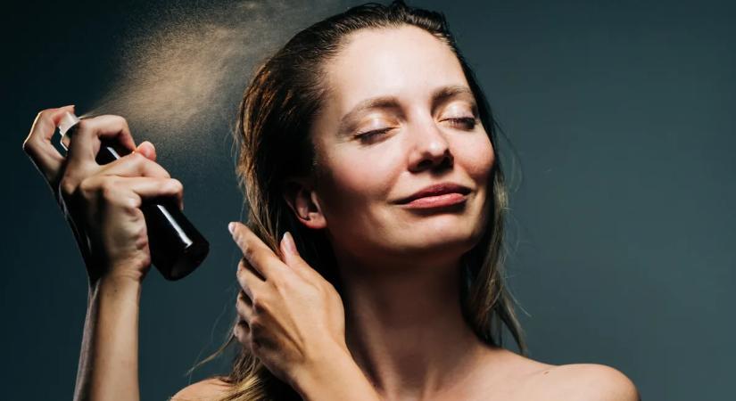 Folyamatosan a frizuráddal szenvedsz? Íme 5 texturáló spray, ami extrémen dúsítja és formázza a vékonyszálú hajat