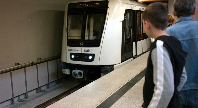 Sokkoló jelenet a 2-es metrón, cserbenhagyta az utasokat a sofőr, parancs ellenére fékezés nélkül gázolt tovább, ennek nem lett volna szabad megtörténnie