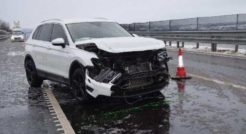Megcsúszott a jeges úton és szalagkorlátnak ütközött egy autó az M6-oson