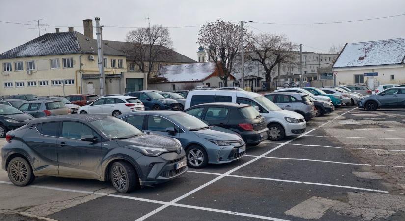 Az autósok már használatba is vették Fehérvár új ingyenes parkolóját (galéria)