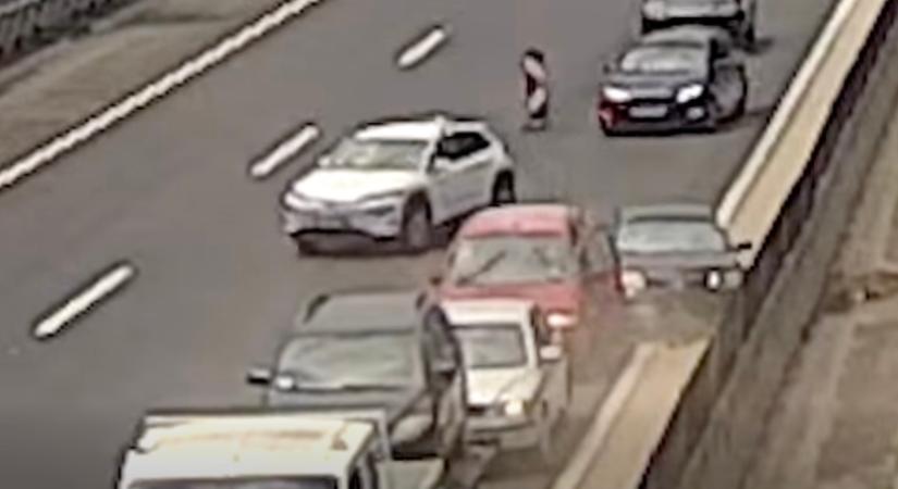 Így lett baleset a követési távolság hiányából az M3-ason