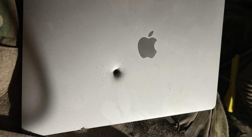 Tüzérségi lövedék találta el egy ukrán katona MacBookját, mégis működik a laptop