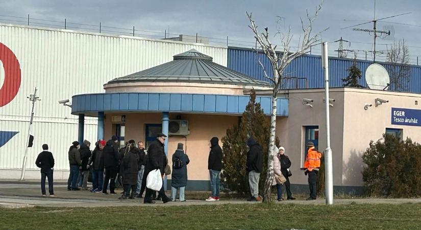 Kígyózó sorban állnak az emberek az egri jegypénztárnál