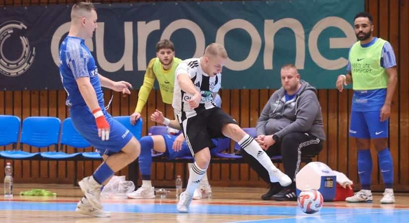 Visszatérnek a pályára a fekete-fehérek – lehet követni őket online