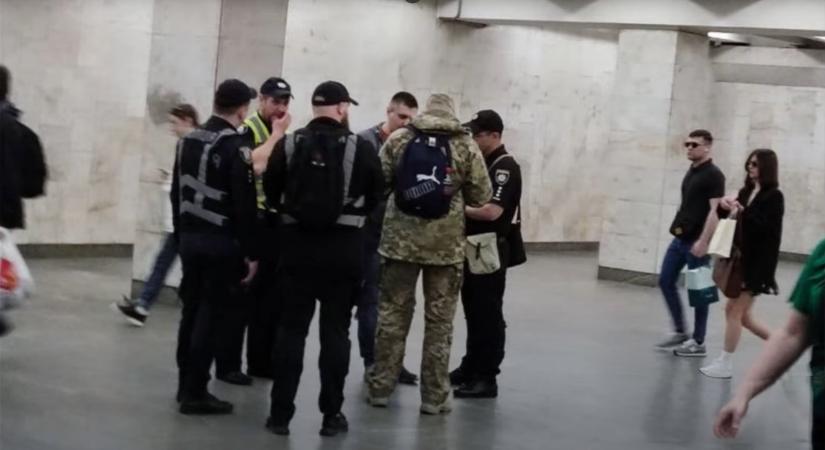 Kényszersorozás Ukrajnában: egy férfi kiszabadult, a másiknak esélye nem volt  videó