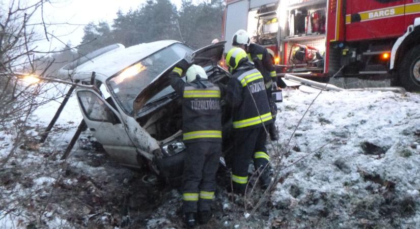 A tűzoltóknak köszönhető, hogy nem borult lángba a kisbusz Barcs és Darány között