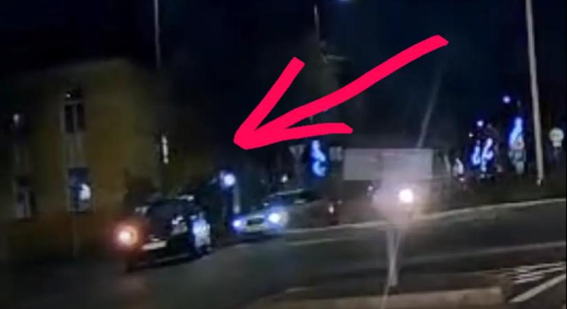 Keresd a hibát! Vajon mit felejtett el a körforgalomból kihajtó autós?