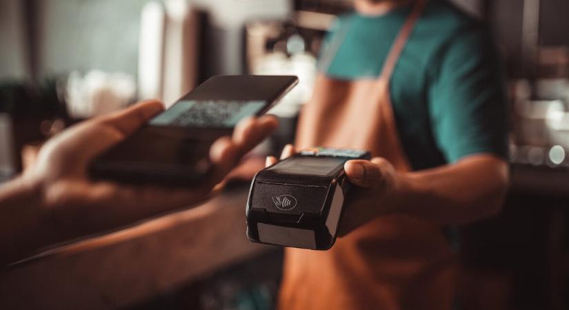 Menetelnek a kriptokártyás fizetések a világban, miközben nálunk ellehetetlenítik a szektort