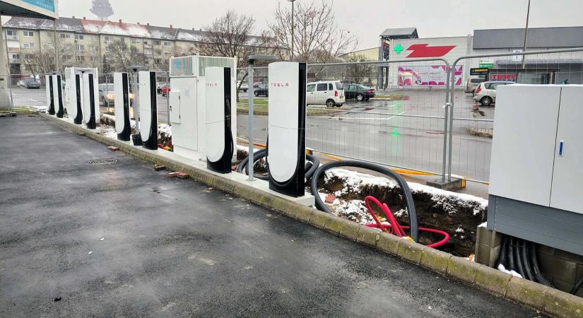 Megérkeztek az oszlopok Szeged második Tesla Supercharger töltőállomására