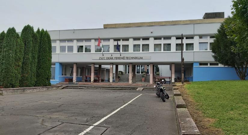 Csaknem negyvenen lettek rosszul egy zalaegerszegi iskolában egy lépcsőfordulóba helyezett befőttesüveg miatt