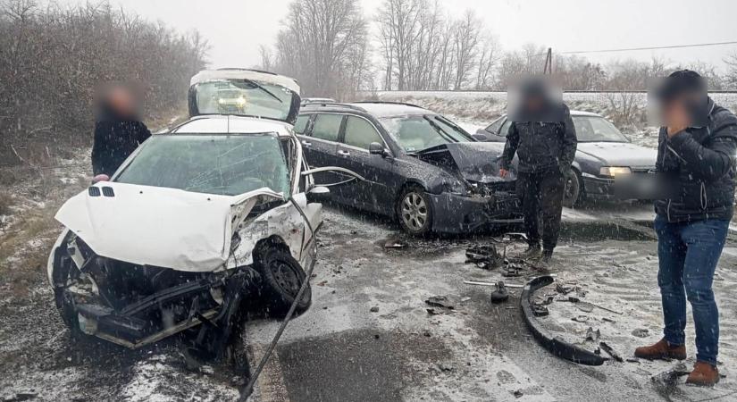 Frontálisan ütközött két autó a 82-esen, 17 éves fiatal segített a bajbajutottakon - fotó