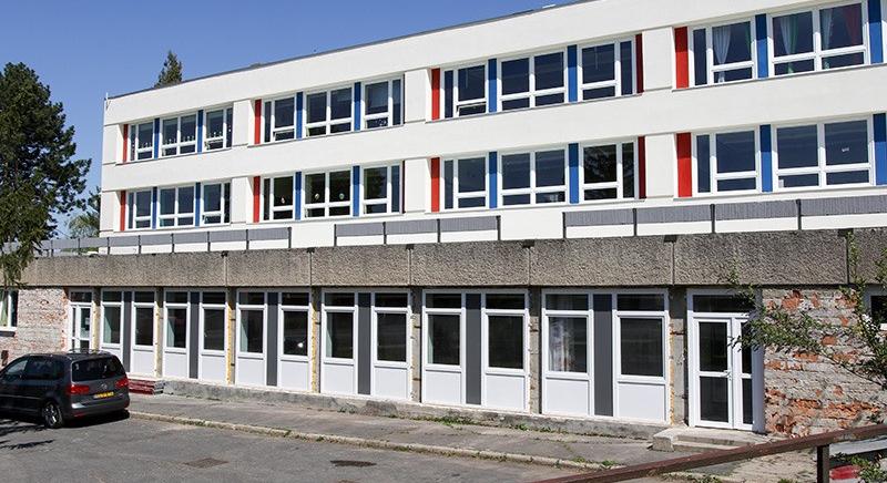 Vegyi anyaggal töltött befőttesüveget hagyott valaki egy zalaegerszegi iskolában, közel negyvenen rosszul lettek