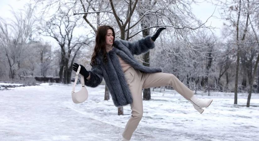 Sokan nem tudják: komoly kártérítés járhat, ha a jeges járdán esel el